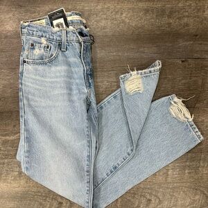 NWT Women’s Levi Middy straight 24x29 jeans